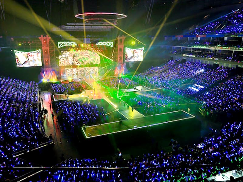 Shanghai 10000 people attend arena show