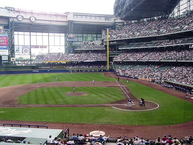 MLB pressures Brewers to renovate stadium
